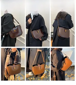 Nahaufnahme der Retro-Satteltasche mit Metallschnalle in Braun- und Karamelltönen