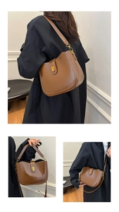 Nahaufnahme einer braunen Vintage-Hobo-Tasche mit markanter goldener quadratischer Schnalle
