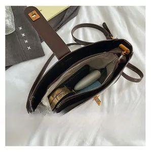 Innenansicht der dunkelbraunen Vintage-Satteltasche mit Futter und Stauraum