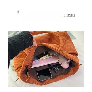 Innenansicht der orangefarbenen Cord-Tasche mit Reißverschluss und geräumigen Fächern