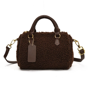 Borsa Boston in peluche marrone scuro con manici in pelle e dettagli in metallo dorato