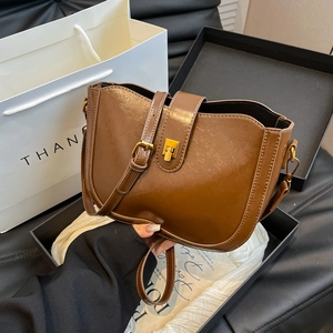 Braune Vintage-Satteltasche mit goldener quadratischer Schnalle und verstellbarem Riemen