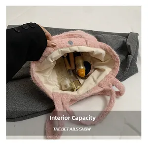 Capacité interne du sac cabas en peluche rose montrant cosmétiques et fermoir aimanté