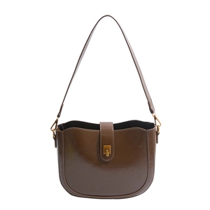 Minimalistische dunkelbraune glänzende Eimertasche mit goldener Metallschnalle für Damen