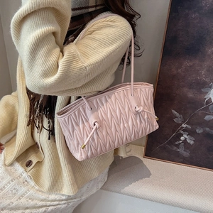 Borsa a spalla rosa pieghettata Matelassé con spalline sottili e dettagli a nodo