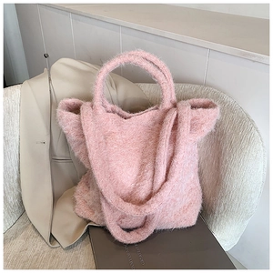 Détail du sac cabas rose en peluche montrant la texture douce et la poignée épaisse