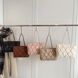 Minimalist large quilted tote bag for women in five stylish colors for daily commuting