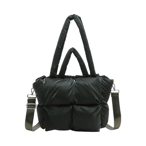 Sac fourre-tout matelassé noir brillant avec bandoulière réglable amovible