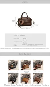 Détail du sac Boston en cuir PU vintage avec pendentif cœur léopard et logo de marque