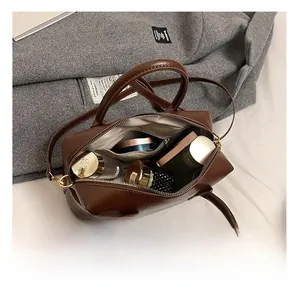 Vue de l'intérieur d'un sac à main vintage marron avec grande capacité cosmétique