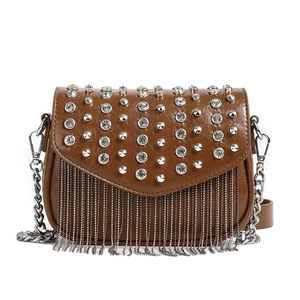 Sac bandoulière en cuir PU marron avec rabat en V, rivets, strass et franges de perles
