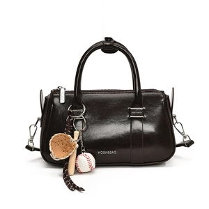 Sac Boston en cuir ciré marron foncé avec charm de baseball sur fond blanc