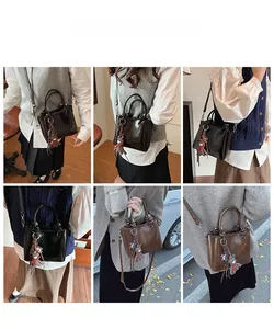 Vues multiples d'un sac seau en cuir ciré brillant avec charm ours pour femme