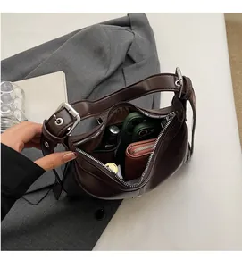 Vista dettagliata dell'interno della borsa a mezzaluna marrone scuro con spazio per oggetti