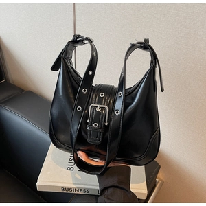 Borsa hobo minimalista in pelle nera con fibbia argentata e tracolla regolabile