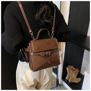 Nahaufnahme des braunen Vintage-Rucksacks mit Lederknoten und Klappenverschluss