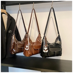 Drei Vintage-Taschen aus glänzendem Kunstleder in Kaffee, Braun und Schwarz mit Bärchen