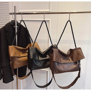 Vues multiples de grands sacs cabas rétro en cuir vintage en caramel, noir et café profond