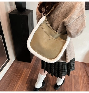 Dettaglio borsa a tracolla in pelle scamosciata verde oliva con bordo in peluche bianco