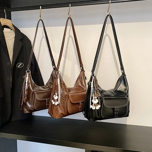 Retro-Tragetaschen aus Kunstleder in Schwarz und Braun mit süßen Tieranhängern