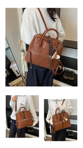 Dettagli della borsa retrò in pelle marrone con trama e ciondolo decorativo chic