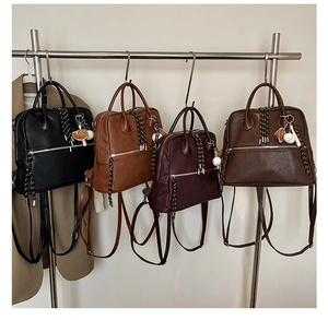Dettaglio borse vintage in nero marrone e rosso con ciondoli a tema baseball