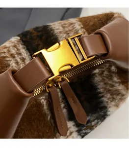 Detailaufnahme der Retro-Karo-Textur und der hochwertigen mattgoldenen Metallschnalle