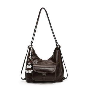 Retro Kaffee Leder Shopper mit Kontrastnähten und Hundeanhänger auf weißem Hintergrund