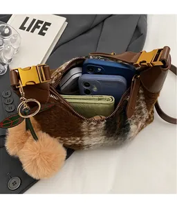 Innenansicht der Vintage-Karotasche mit reichlich Platz für Smartphones und Geldbörse
