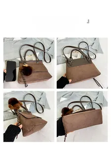 Vues multi-angles d'un sac cabas en daim marron avec poignées en cuir et breloque