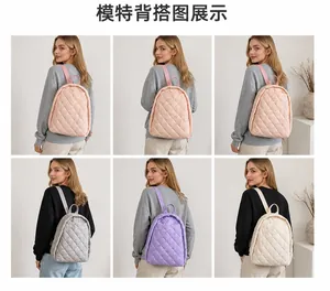 Sac à dos matelassé en nylon rose, violet, beige et blanc vu sous plusieurs angles de dos