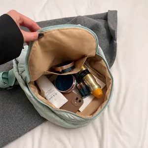 Vue de l'intérieur d'un sac à dos matelassé vert menthe montrant sa grande capacité