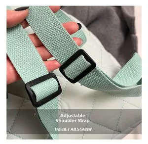Gros plan sur la sangle réglable et la boucle noire du sac à dos matelassé vert clair