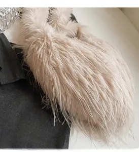 Gros plan détaillé du sac cabas en fausse fourrure beige avec texture pelucheuse et poils longs