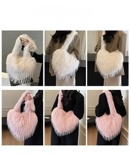 Vue détaillée du sac à bandoulière en fausse fourrure en forme de cœur blanc et rose