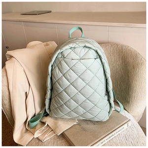 Détail du sac à dos en nylon matelassé vert menthe avec surpiqûres en losange