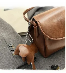 Vue détaillée d'un sac à bandoulière marron vintage avec un charm éléphant mignon