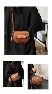 Détail du sac selle marron avec texture crocodile, boucle dorée et pendentif en peluche