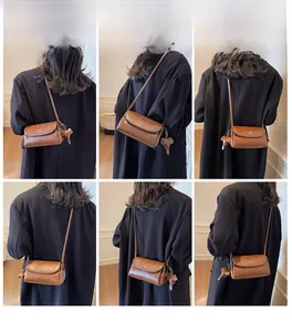 Vues multiples d'un sac bandoulière vintage marron avec pendentif animal mignon