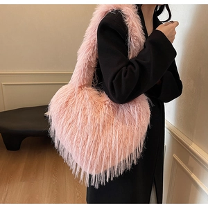 Sac à épaule en fausse fourrure rose en forme de cœur avec texture à franges douces