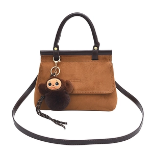 Petit sac carré en cuir dépoli marron avec deux poignées et pendentif singe