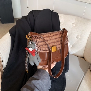 Sac Selle Retro pour Femme Motif Crocodile Cuir PU Sac Sous le Bras Vintage Mode de Rue Sac Bandoulière Avec Pendentif Ours