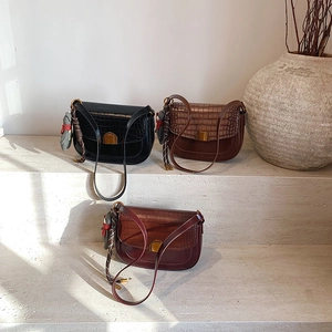 Trois sacs à main vintage effet crocodile en noir, marron foncé et marron rouge élégants