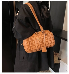 Vintage brown quilted shoulder bag for women, stylish PU leather underarm pillow bag style.