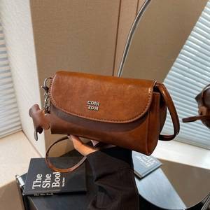 Sac à Épaule en Cuir PU Rétro pour Femmes Petit Sac Carré Bandoulière Avec Logo en Métal et Breloque Éléphant Sac à Main Mode