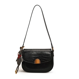 Sac à épaule noir motif crocodile avec fermoir doré et pendentif ours mignon pour femme