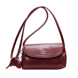 Petit sac à bandoulière bordeaux rétro avec logo en métal argenté et sangle fine