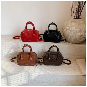 Mini borse Boston in quattro colori lucidi tra cui rosso, nero e marrone cuoio