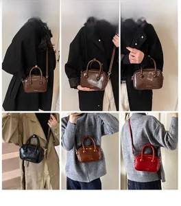 Dettagli di piccole borse a tracolla vintage in ecopelle marrone scuro, nero e caramello