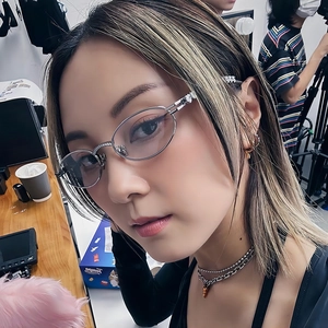 Vintage Damen-Sonnenbrille mit ovalem Silberrahmen und funkelnden Strasssteinen